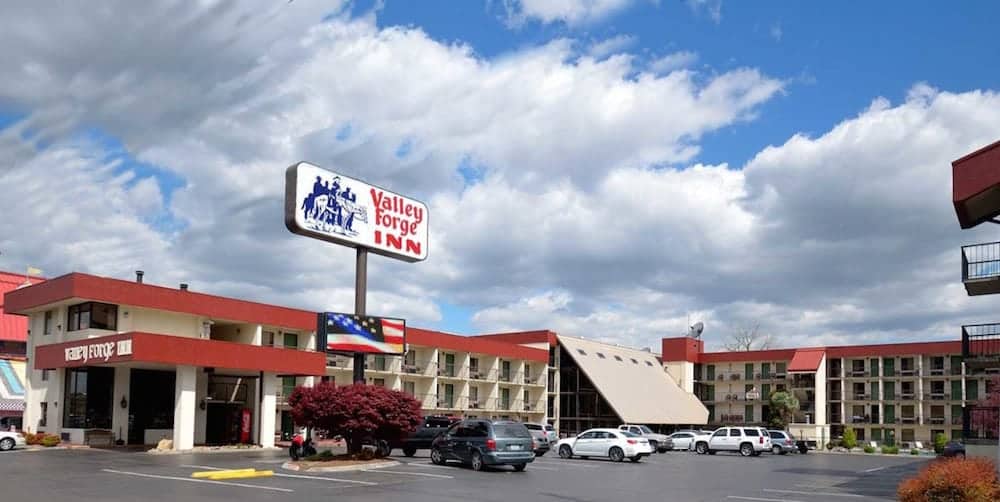 The-exterior-of-the-Valley-Forge-Inn-Pigeon-Forge-TN-hotel.jpg