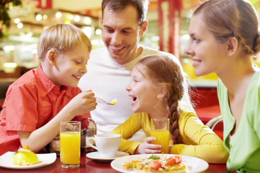 Family-eating-at-restaurant.jpg
