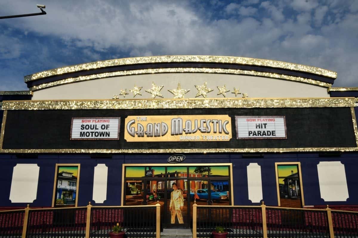 The 4 Best Dinner Shows in Pigeon Forge