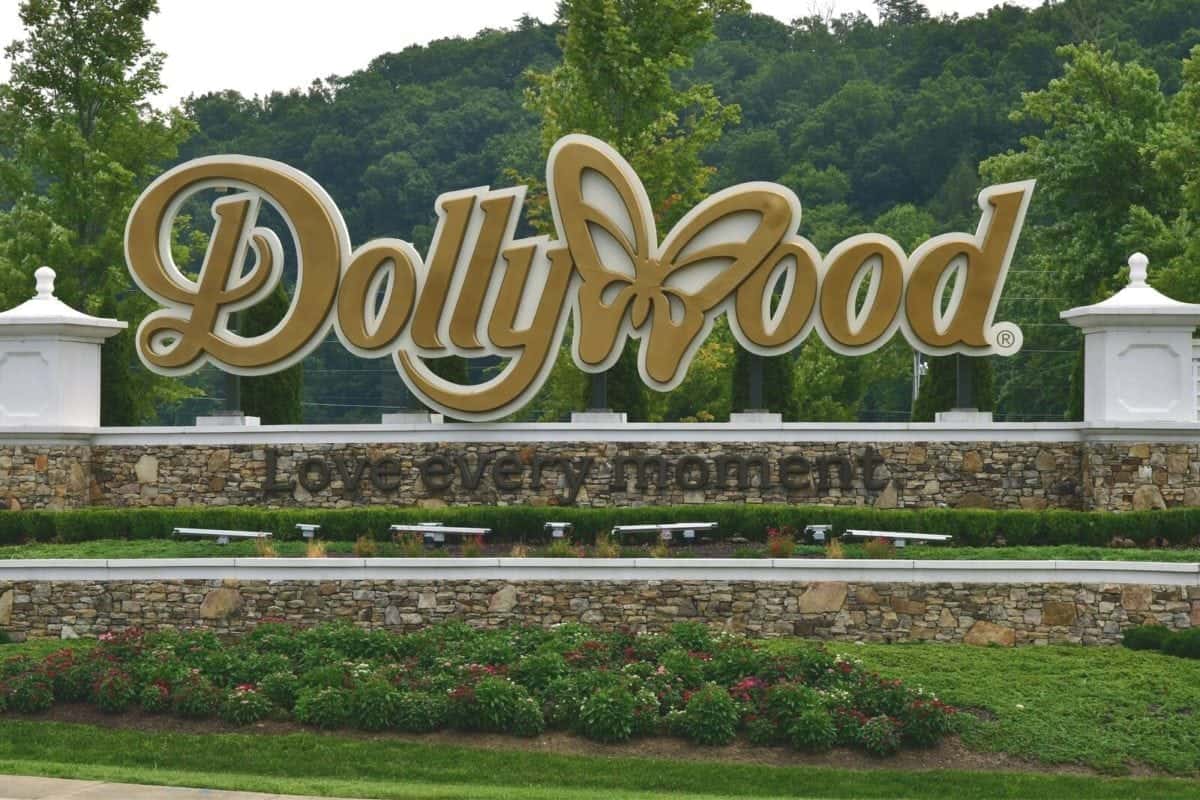Dollywood-entrance-sign-1200x800.jpeg