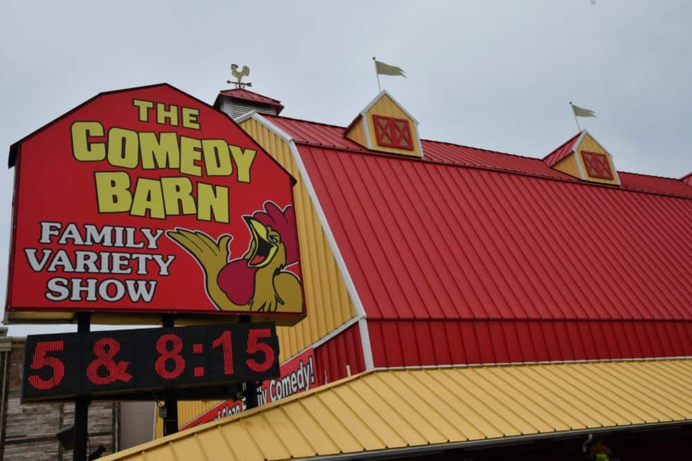the comedy barn in pigeon forge tennessee