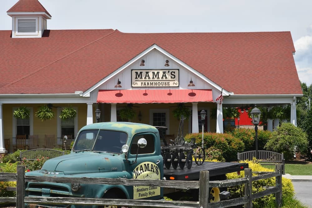 mama's farmhouse in pigeon forge