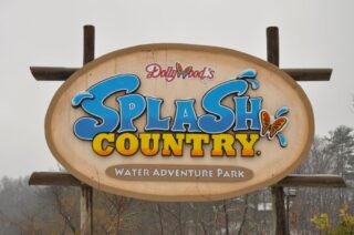 A large sign welcomes guests to Dollywood
